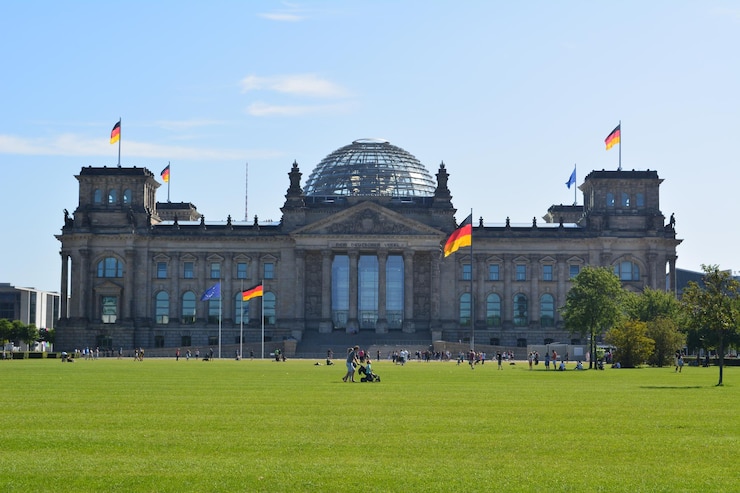 Foto gruppe von menschen vor dem gebäude