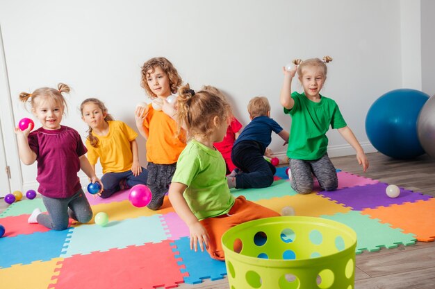 Gruppe von Menschen vor einem farbigen Hintergrund