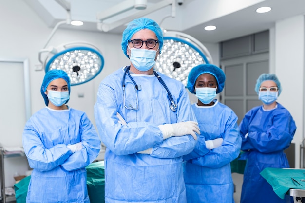 Gruppe von Mitarbeitern des Gesundheitswesens, ein Team von Ärzten, Chirurgen und Krankenschwestern