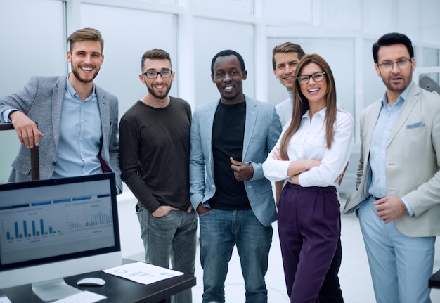 Gruppe von Mitarbeitern, die im Büro stehenDas Konzept der Teamarbeit