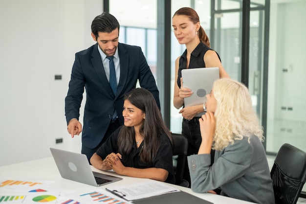 Gruppe von Mitarbeitern in formeller Kleidung, die am Tisch im Konferenzraum sitzen Business-Meeting-Team im Büro