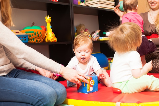 Gruppe von Müttern mit ihren Babys