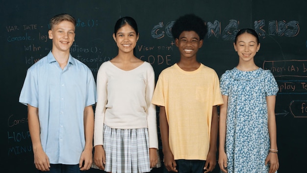 Foto gruppe von multikulturellen teenagern, die an der tafel vor die kamera schauen