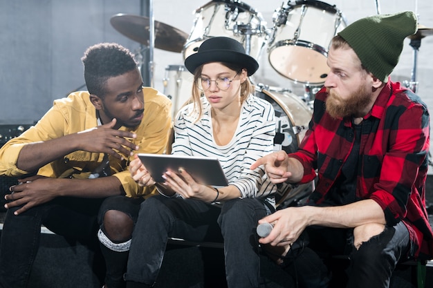 Gruppe von Musikern im Studio