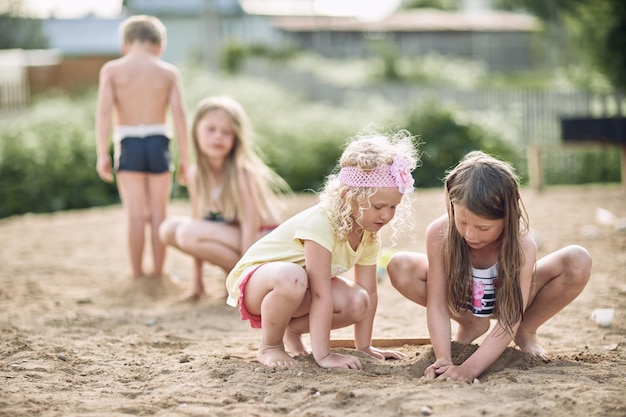 Foto gruppe von mutter und mädchen an land