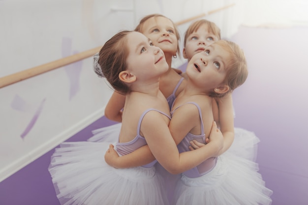 Gruppe von niedlichen jungen Ballerinas, die Spaß nach Ballettklasse haben, kopieren Raum