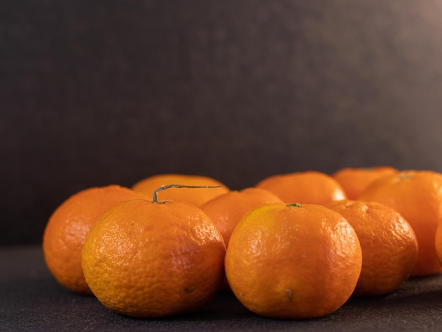 Gruppe von Orangen auf schwarzem Hintergrund