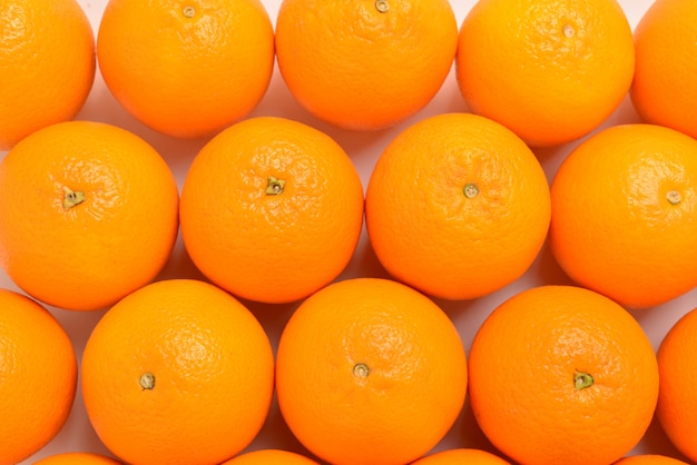 Gruppe von Orangen in einer Reihe Nahaufnahme