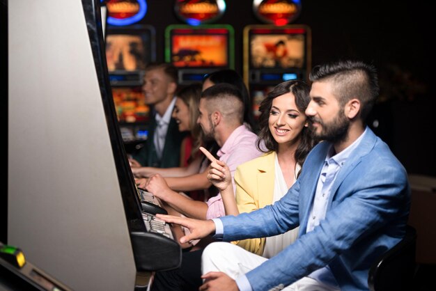 Gruppe von Personen am Automaten im Casino