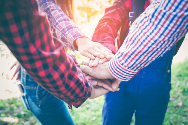 Gruppe von Personen, die ihren Händen beitritt. Teamwork-Konzept.