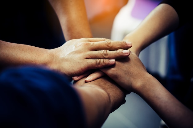 Foto gruppe von personen, die ihren händen beitritt. teamwork-konzept.