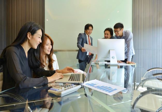 Gruppe von Personen, die im Büro arbeiten