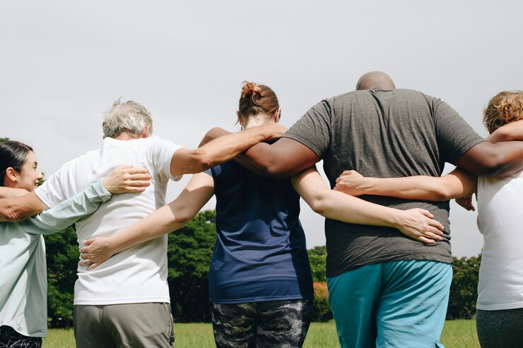 Foto gruppe von personen, die im park umarmt
