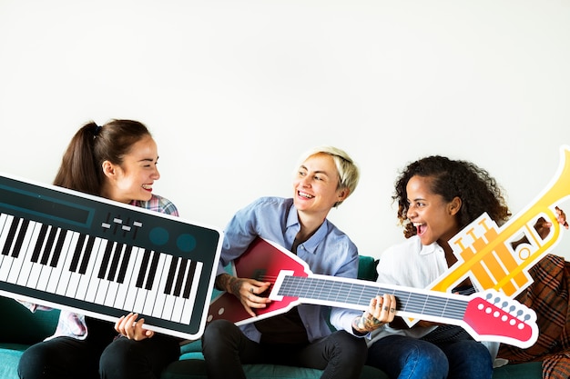 Foto gruppe von personen, die musikikonen genießt