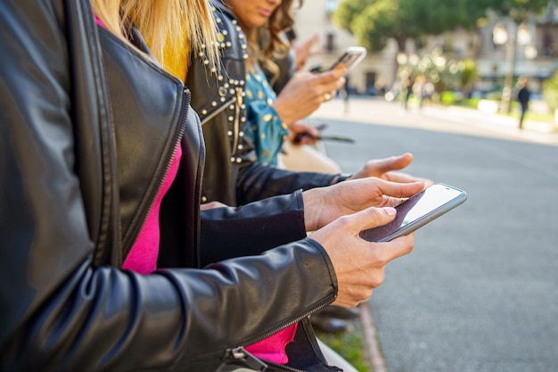 Gruppe von Personen, die Smartphones verwenden, Nahaufnahme der Hände auf Bildschirmen