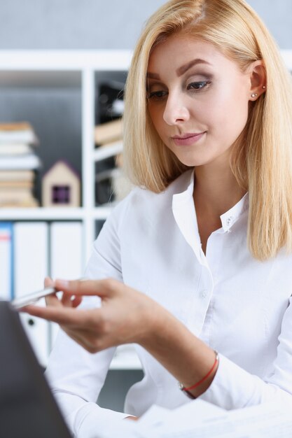 Gruppe von Personen, die über das Problem des weißen Laptops nachdenken