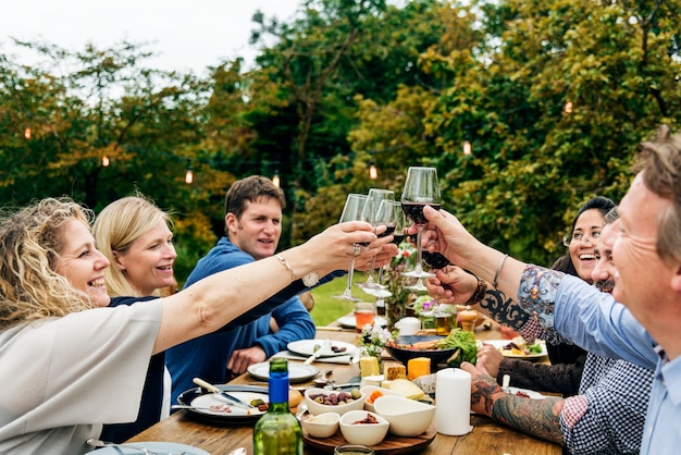 Gruppe von Personen Prost Konzept