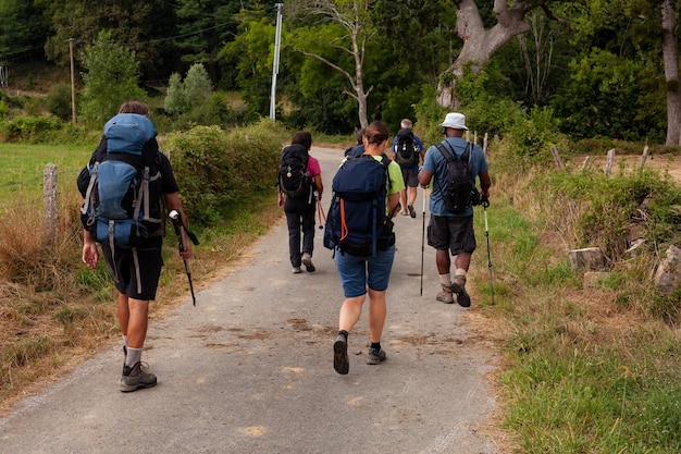 Gruppe von Pilgern zu Fuß auf dem Weg des Jakobswegs namens Chemin du Puy France