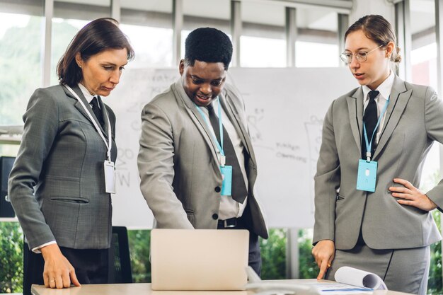 Gruppe von professionellen Geschäftstreffen und Diskussionsstrategien mit neuem Startup-Projekt. Kreative Geschäftsleute planen und brainstormen mit Laptop-Computern im modernen Büro. Teamwork-Konzept