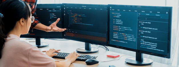 Gruppe von professionellen Webentwicklern diskutiert über die aufkeimende Datenanalyse