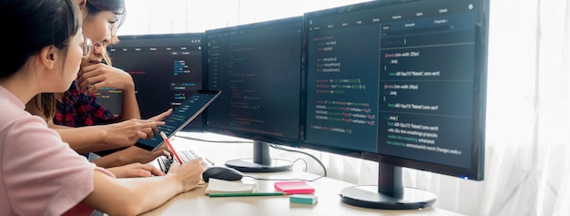 Gruppe von professionellen Webentwicklern diskutiert über die aufkeimende Datenanalyse