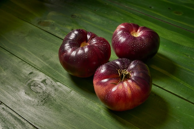 Foto gruppe von reifen raf tomaten auf grünem holz hintergrund