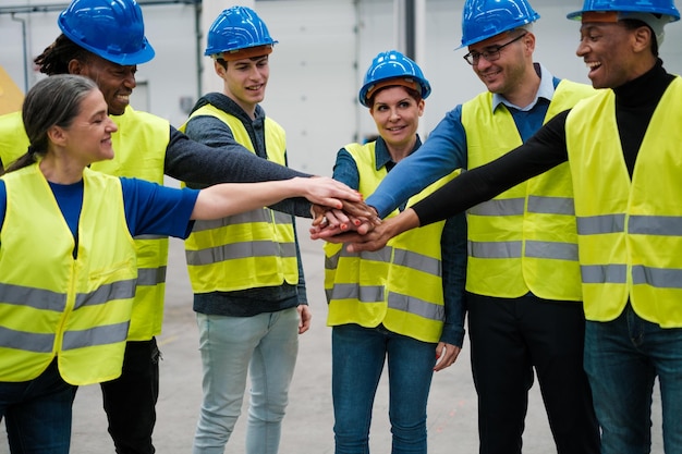 Gruppe von Robotikingenieuren, die ihre Bemühungen vereinen und zusammenarbeiten