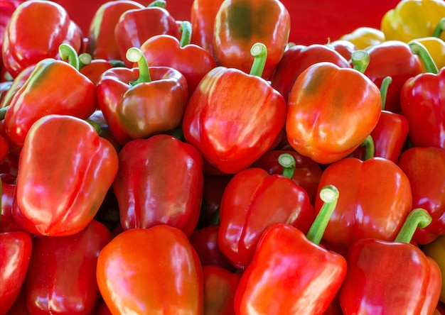 Gruppe von roten Paprika im Markt