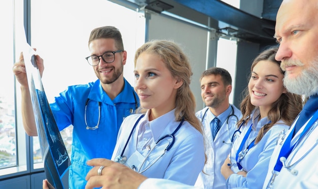 Gruppe von Ärzten, die Röntgenaufnahmen in einem Krankenhaus überprüfen