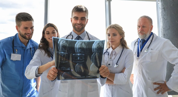 Gruppe von Ärzten, die Röntgenstrahlen in einem Krankenhaus überprüfen.