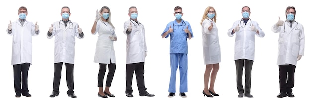 Gruppe von Ärzten in Maske isoliert auf weiß