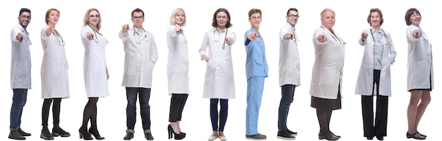 Gruppe von Ärzten in voller Länge isoliert auf weiß