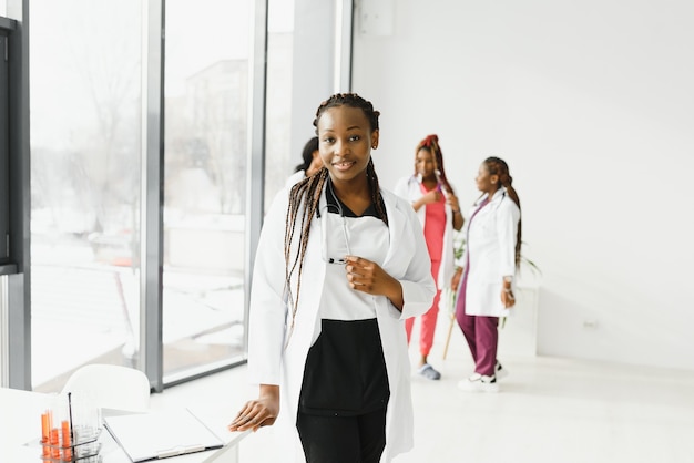 Gruppe von Ärzten und Krankenschwestern in einem Krankenhaus