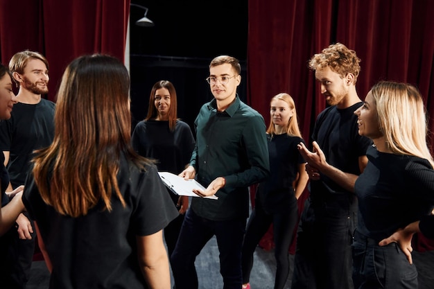 Gruppe von Schauspielern in dunkler Kleidung bei der Probe im Theater