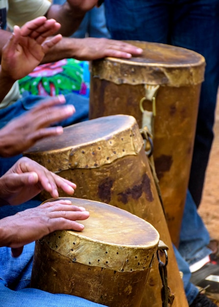 Gruppe von Schlagzeugern spielt eine rudimentäre Atabaque während einer afro-brasilianischen kulturellen Manifestation