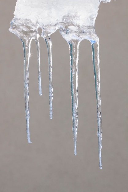 Foto gruppe von schmelzenden eiszapfen