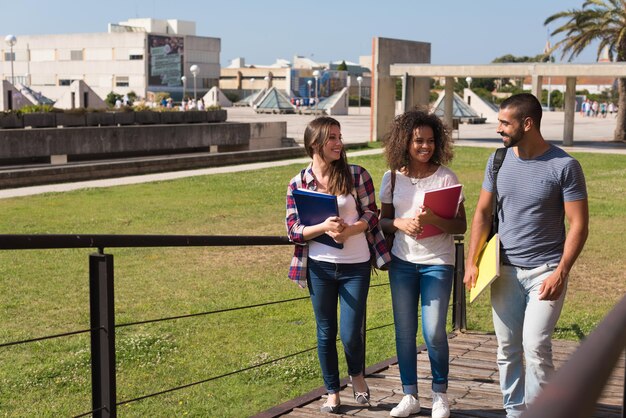 Gruppe von Schülern, die auf dem Schulcampus spazieren gehen