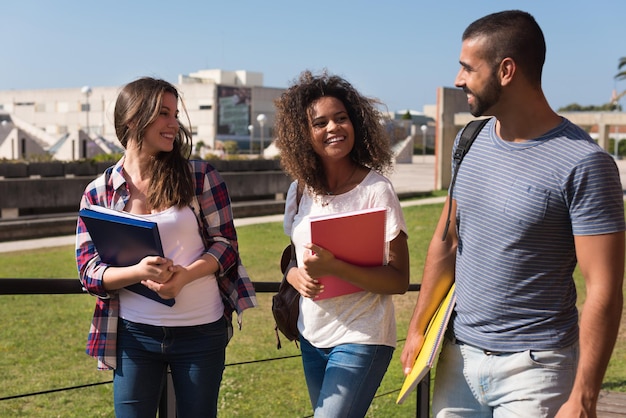 Gruppe von Schülern, die auf dem Schulcampus spazieren gehen