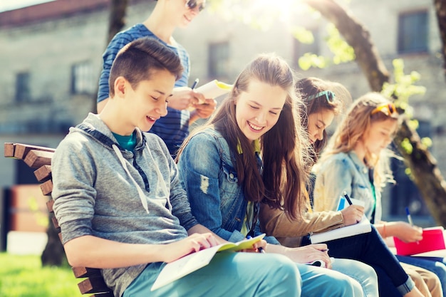 Gruppe von Schülern mit Notizbüchern im Schulhof