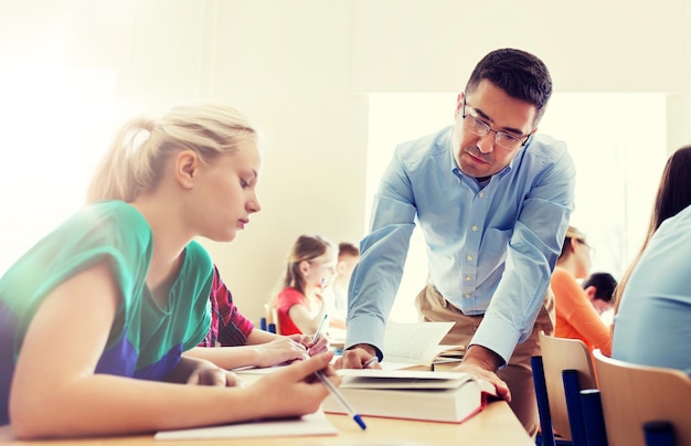 Foto gruppe von schülern und lehrern im schulklassenraum