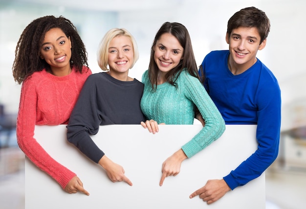 Gruppe von sechs jungen Leuten, die leere Fahne halten und zeigen