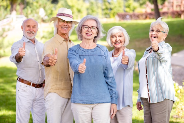 Gruppe von Senioren, die sich im Park verbinden