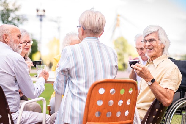 Gruppe von Senioren, die sich in der Bar-Cafeteria verbinden