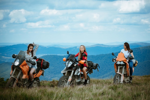 Gruppe von sexy Frauen auf Motorradfahrerinnen, aktive Mädchen, die auf dem Motorrad in Biker-Tour fahren