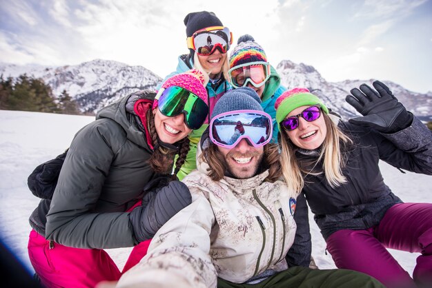 Gruppe von Snowboardern im Winterurlaub