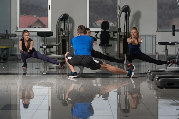 Gruppe von sportlichen Menschen in einem Fitness-Training