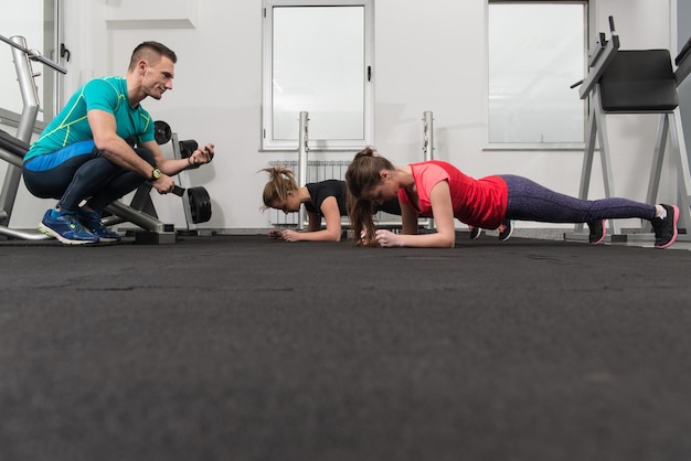 Gruppe von sportlichen Menschen in einem Fitness-Training