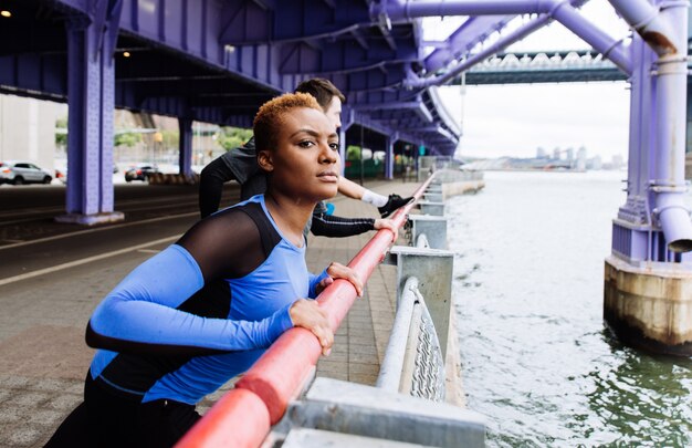 Gruppe von städtischen Läufern, die auf der Straße in New York City laufen, konzeptionelle Reihe über Sport und Fitness