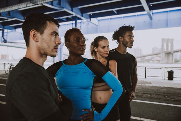 Foto gruppe von städtischen läufern, die auf der straße in new york city laufen, konzeptionelle reihe über sport und fitness