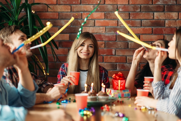 Gruppe von Studenten, die die Abgabe der Sitzung feiern